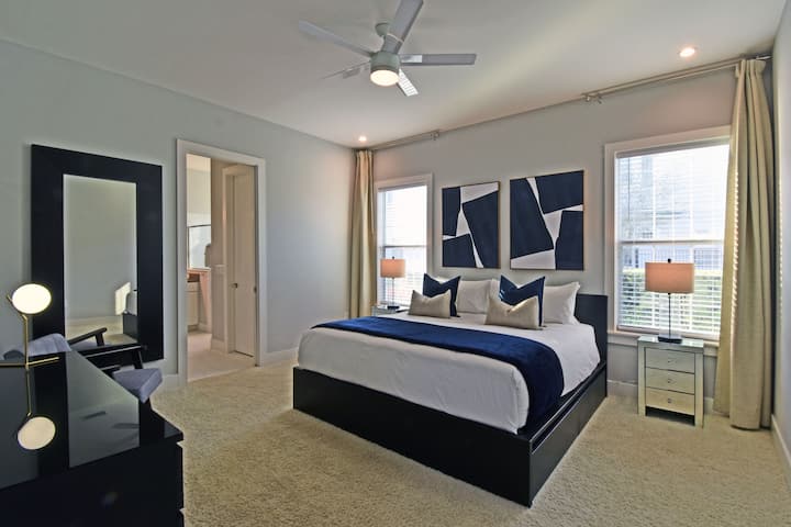 Een grote mastersuite op begane grond met een eigen badkamer en een inloopkast biedt een comfortabele en handige ruimte voor diegenen die liever niet de trap nemen. 