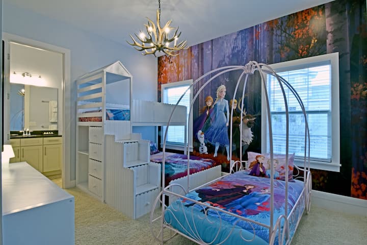 De Frozen II slaapkamer heeft 2 eenpersoonsbedden en 1 full-size bed in een prachtige thematische ruimte.