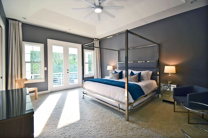 De masterroom met eigen balkon en zuidwestelijke blootstelling brengt het hele jaar door natuurlijk licht binnen.