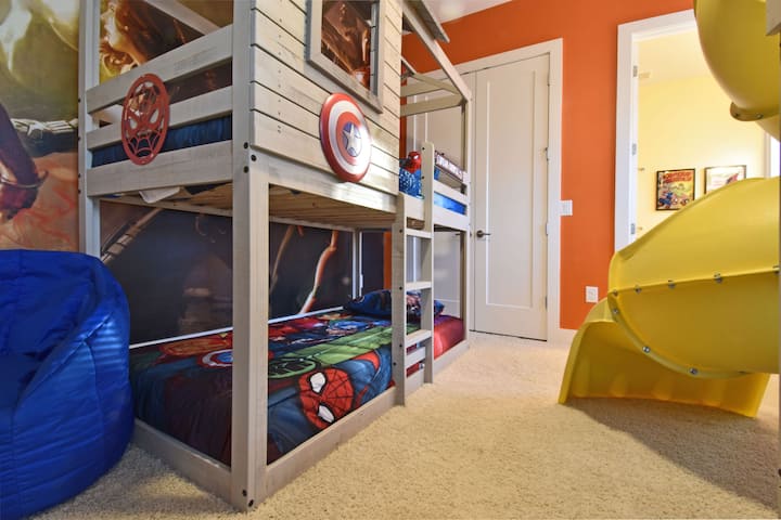De speelse Marvel-kamer heeft 4 tweepersoons slaapplaatsen.