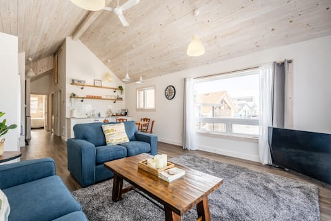 Unique Lake Simcoe Boathouse Cottage-3BDRM/2WR