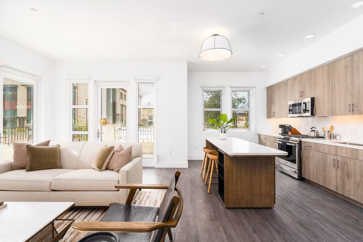 Mint House Menlo Park | Premium 2BR Apt w/ Balcony gallery image 3