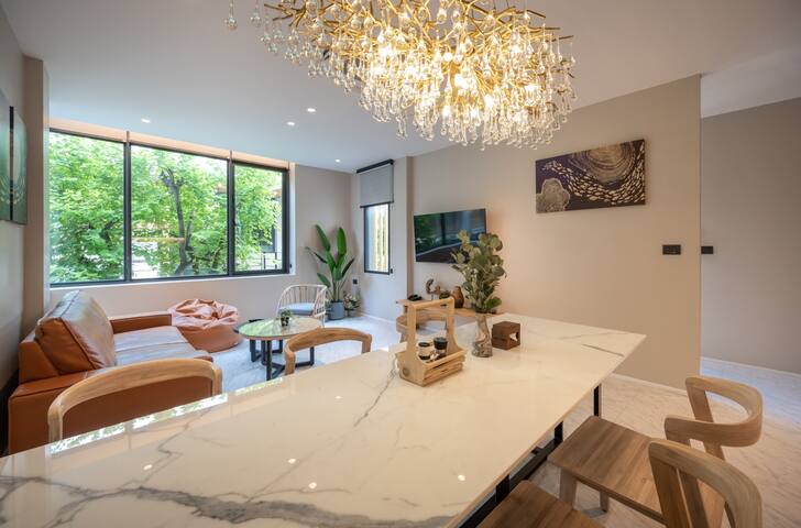 Splendid 4 BR-Large Living Room gallery image 5