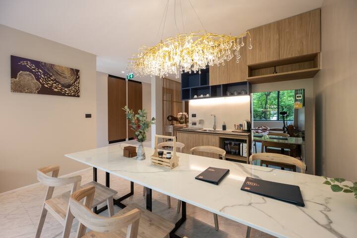 Whole Floor 13 Bedroom with Large living room gallery image 4