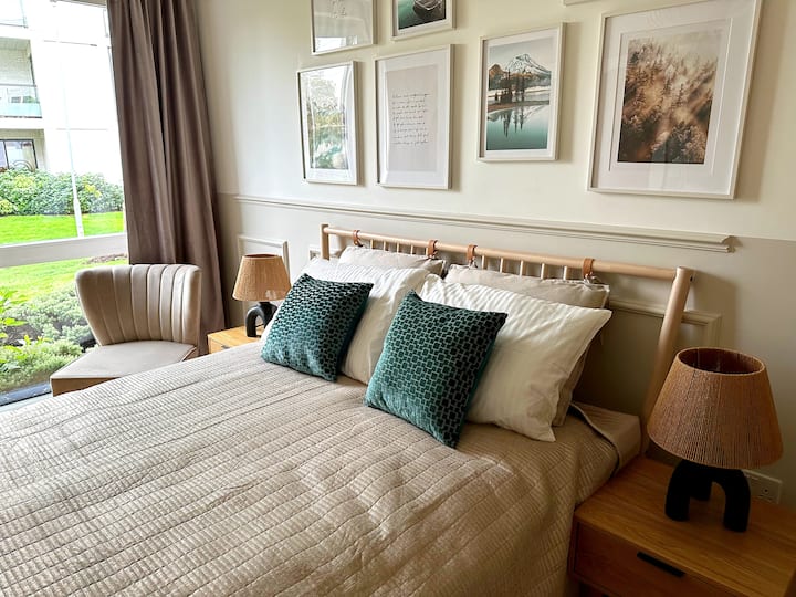 Segundo dormitorio más grande con cama tamaño king y sábanas de algodón. Tiene un armario grande, inodoro en suite, ducha y lavabo, persianas oscuras, dos lámparas de lectura, silla de lectura cómoda y armario para maquillaje o computadora portátil. Tiene calefacción por suelo radiante. 