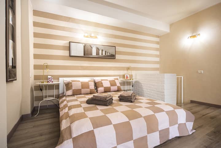 上階にエレガントなダブルベッドルーム。

上階にエレガントなマスターベッドルーム。