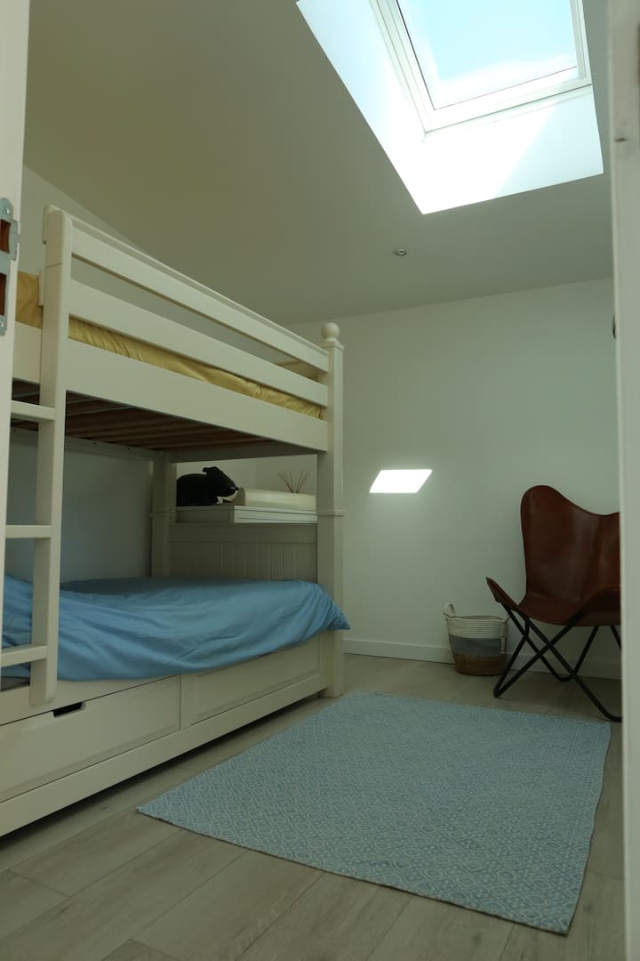 นี่เป็นห้องนอนที่สองมีเตียงสองชั้น (ที่นอนเดี่ยวขนาดคลาสสิก 2 หลัง) Velux (พร้อมม่านบังตา) และตู้เสื้อผ้า