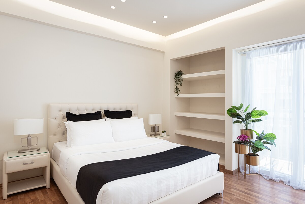 Chumba cha kulala na kitanda cha ukubwa wa malkia