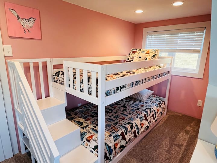 À l'étage, la chambre 4 est un lit queen size, des lits jumeaux superposés, un placard, un bureau, une télévision connectée 42', une lucarne, des stores assombrissants et un mini Split pour un chauffage/climatisation personnalisé 