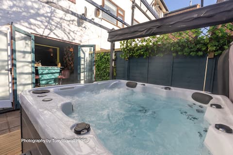 Fabulous huge house with hot tub and parking