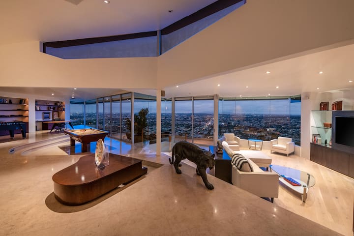 Jetliner 180′ City/Ocean Views! sauna/steam/gym! gallery image 4