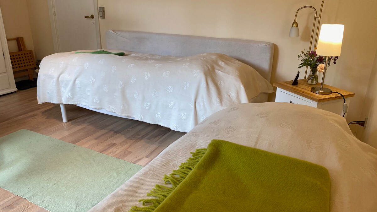 2 единични легла, които могат да бъдат сглобени, и матрак за всяка трета страна.