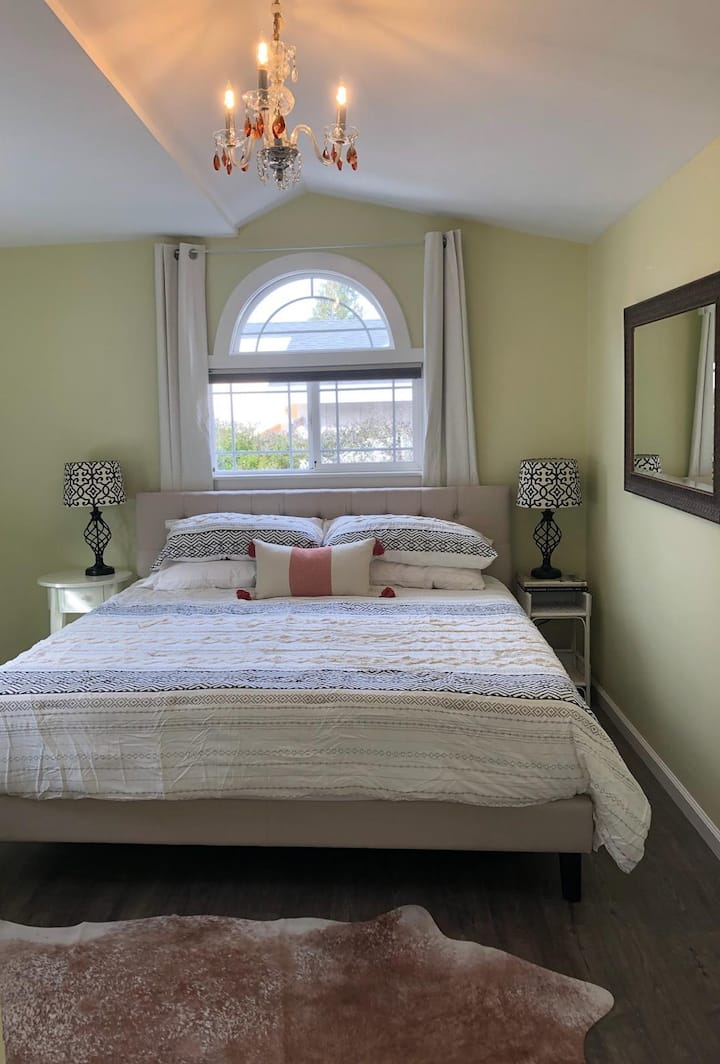 родителска спалня, чисто нова кралска рамка и матрак от zinus. Висококачествено спално бельо, възглавници от различни видове - нещо за всички.