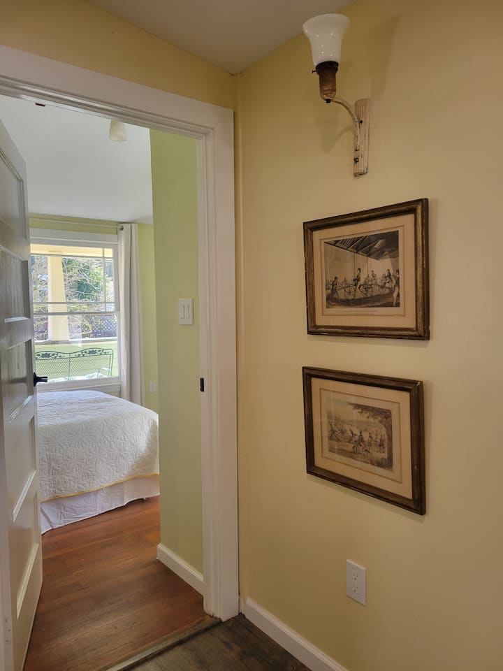 антични отпечатъци от велосипеди, 
на стената пред втората спалня 