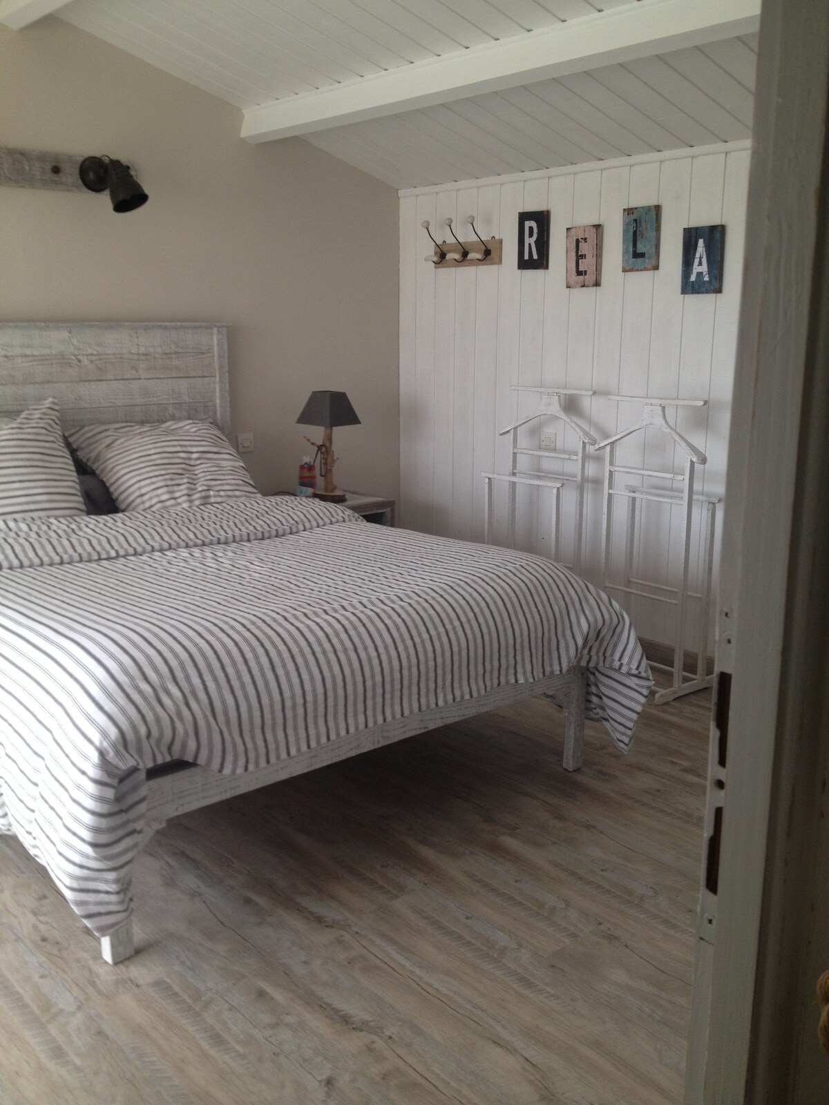 卧室# 4
主卧套房配有落地窗和阳台（可欣赏大田野美景）
双人床
140x160
接下来是一个小淋浴间：
-厕所- LAVABO -淋浴间