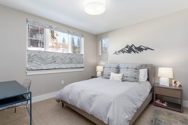 Bračna soba (160x200) sa spojenom kupaonicom