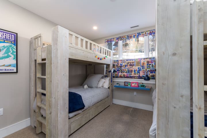 Spavaća soba s 2 kreveta na kat.