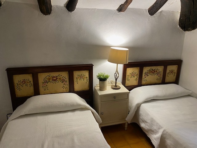 Პირველი სართულის საძინებელი 