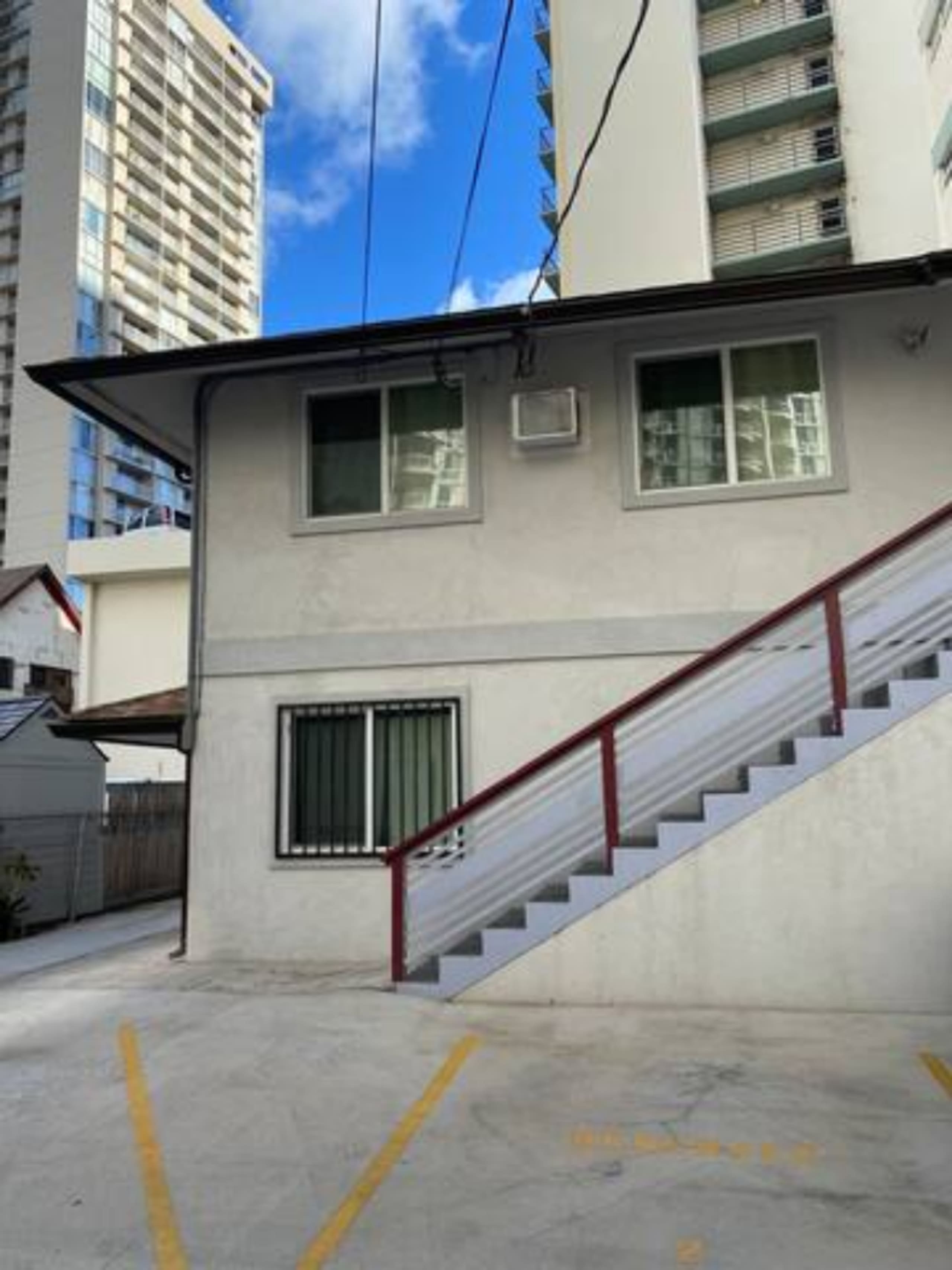 Beautiful 1BR w/full size kitchen and free parking - Image 6