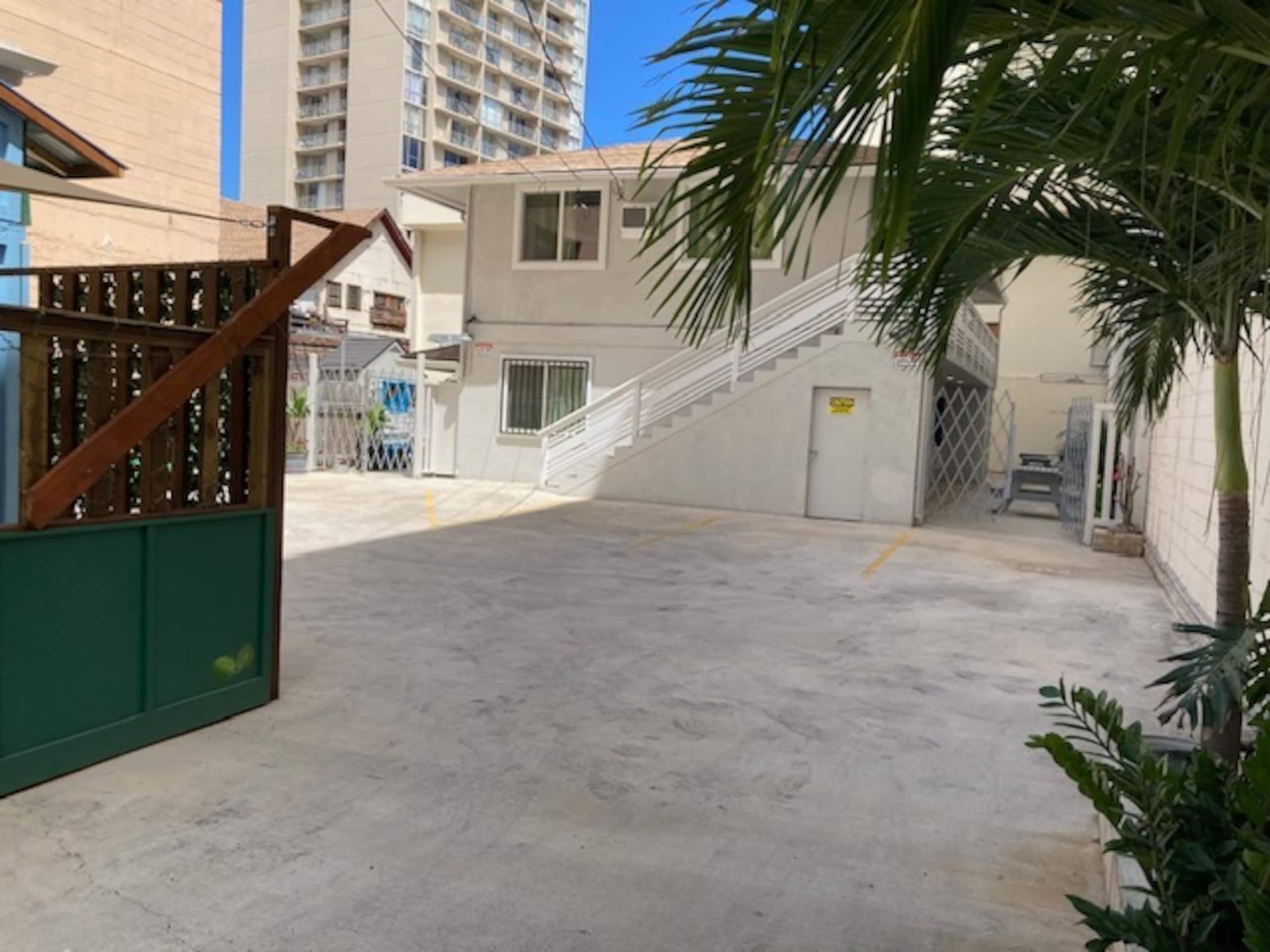 Beautiful 1BR w/full size kitchen and free parking - Image 7