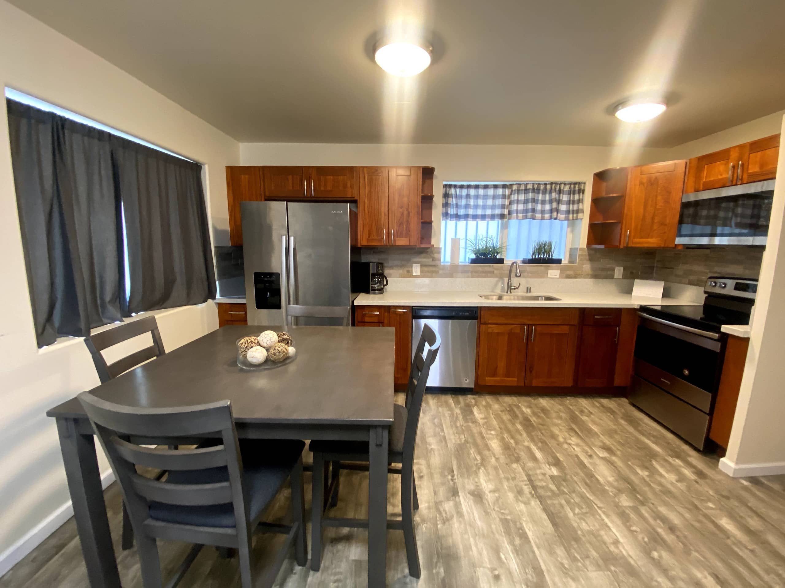 Beautiful 1BR w/full size kitchen and free parking - Image 4