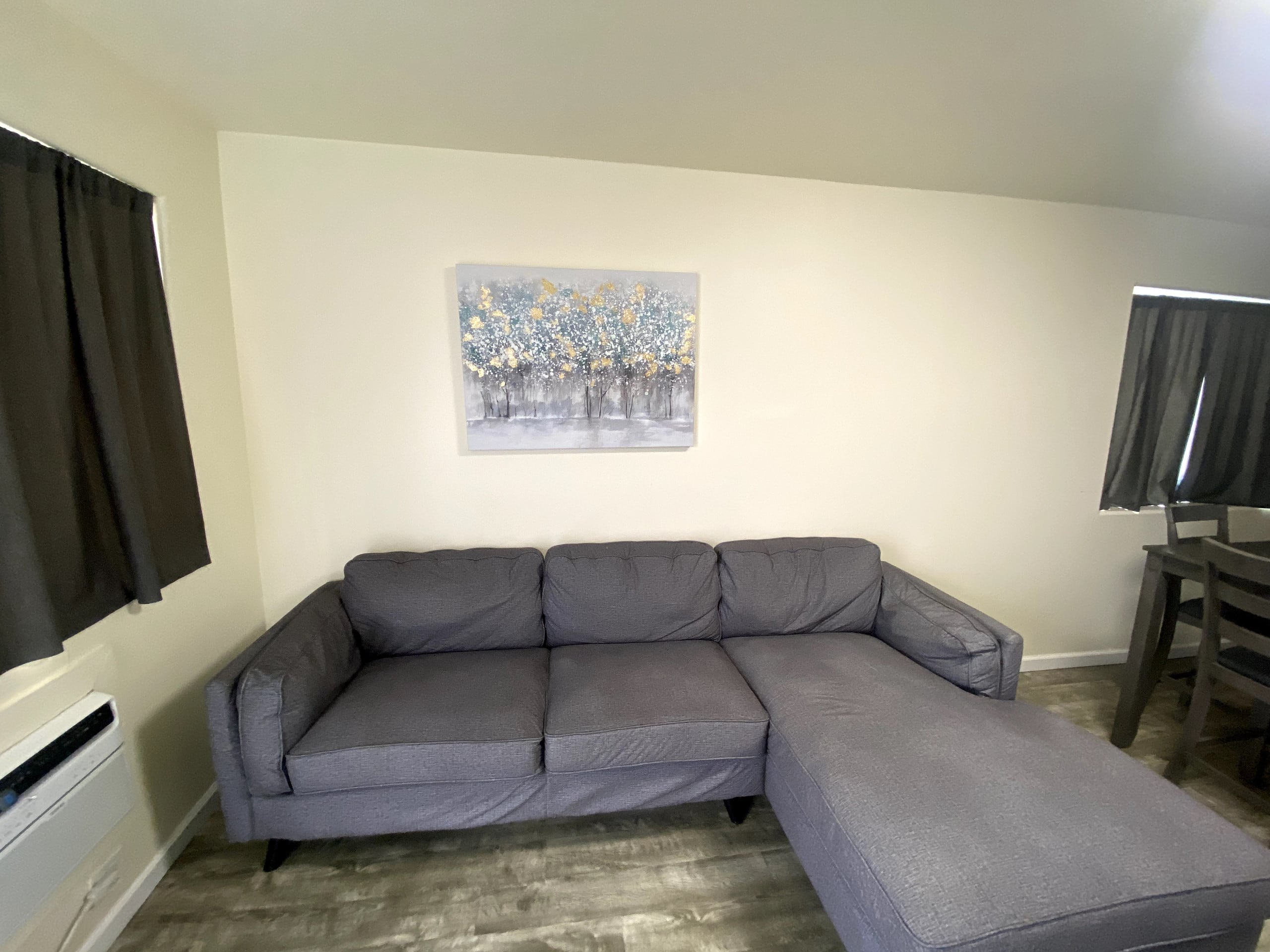 Beautiful 1BR w/full size kitchen and free parking - Image 2
