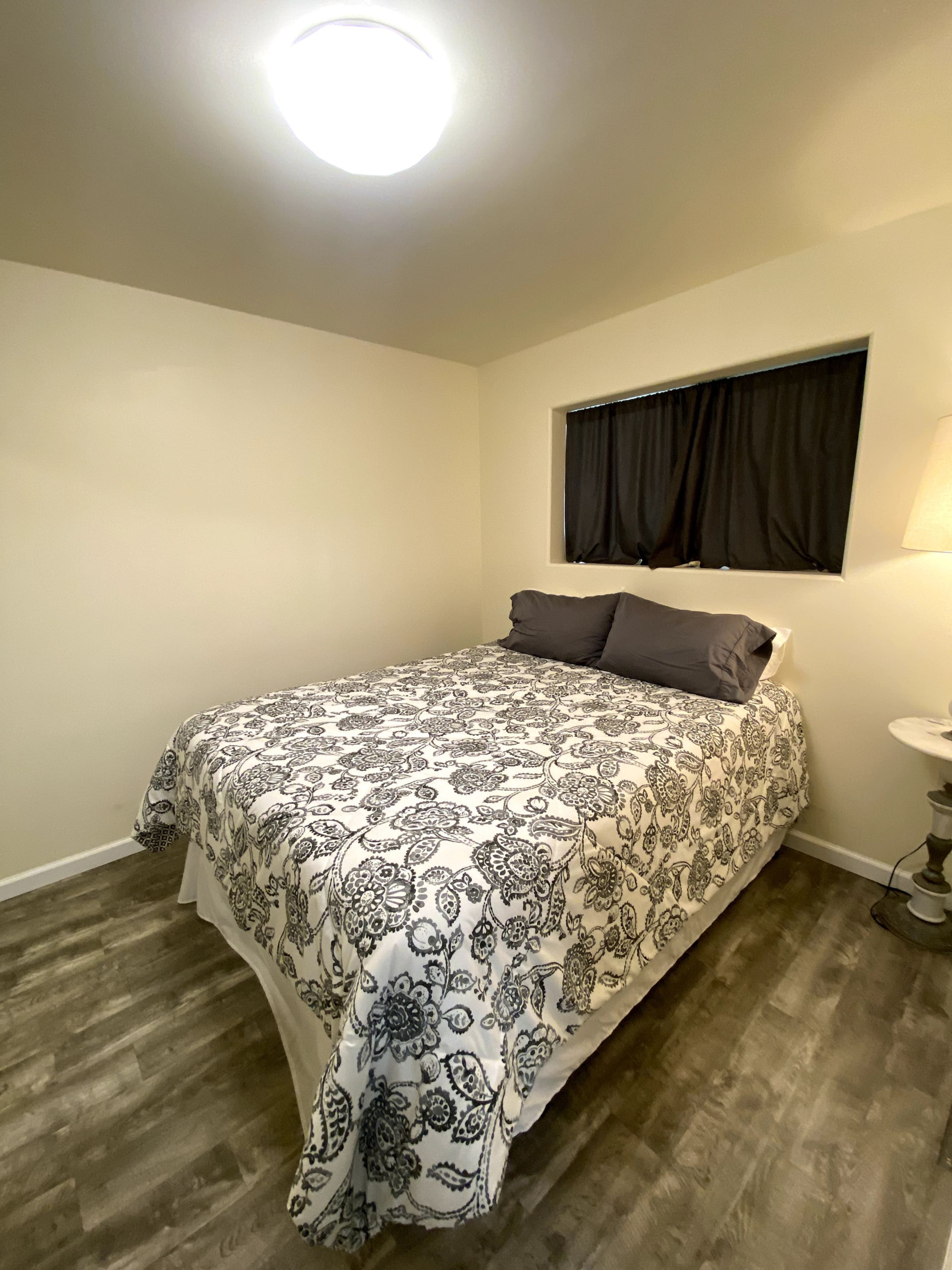 Beautiful 1BR w/full size kitchen and free parking - Image 3