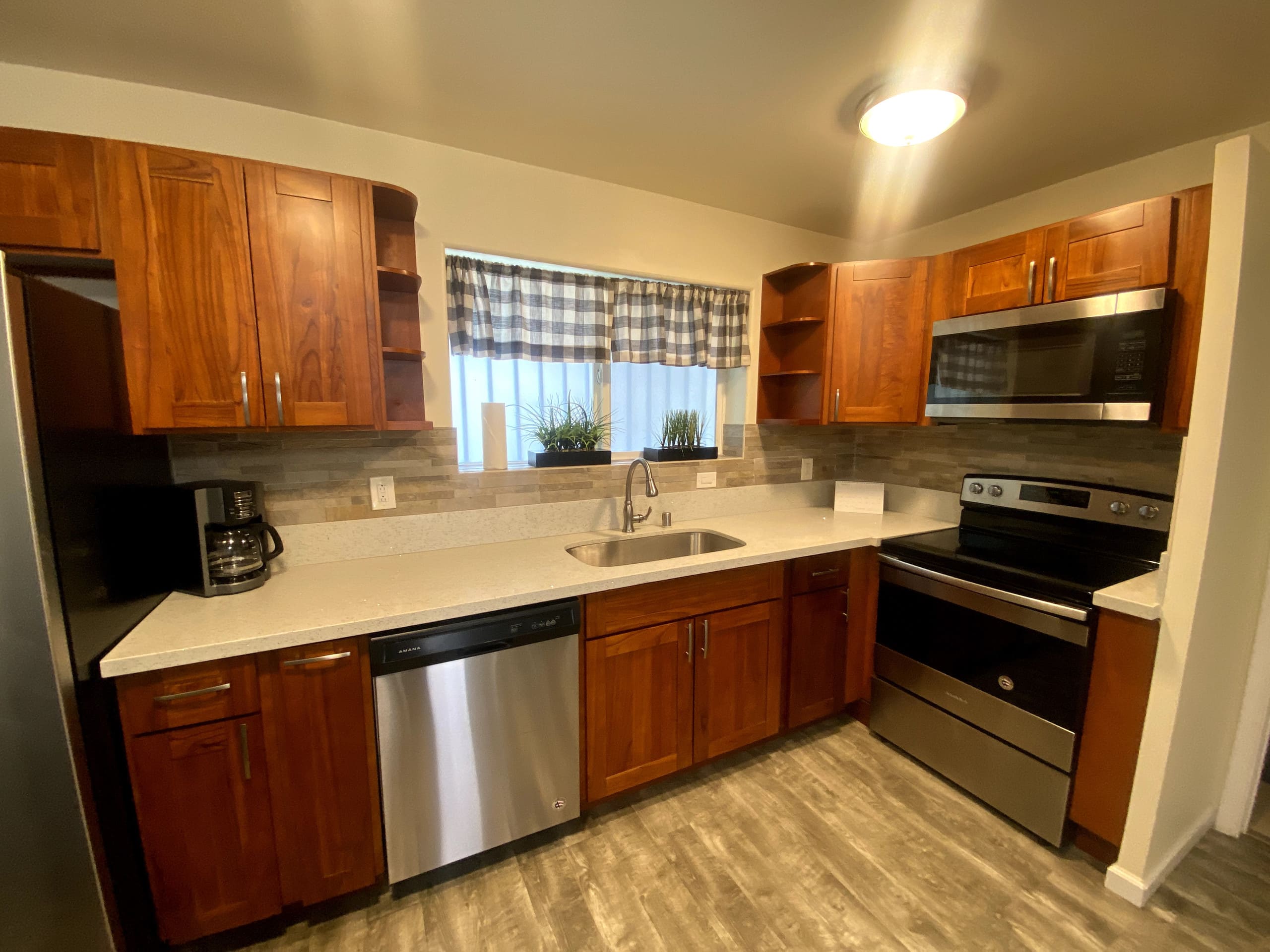 Beautiful 1BR w/full size kitchen and free parking - Image 1