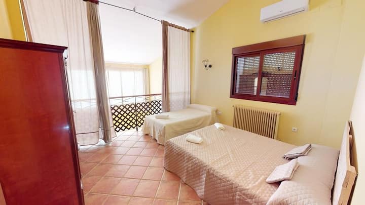 Chumba cha kulala kilichopashwa joto, chenye mandhari ya kuvutia wakati wa machweo na kuchomoza kwa Cerros de Doña Rama.
Linajumuisha: kitanda cha ukubwa wa malkia 1 + kitanda cha maxi 1.