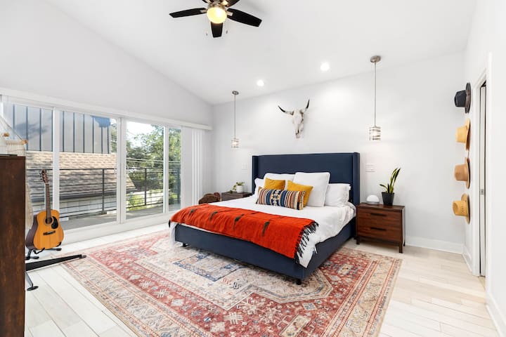 Modern Stylish Home – Near E. 6th St & Downtown