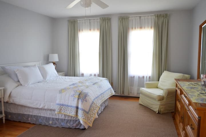 غرفة النوم رقم1 سرير بحجم الطابق الأول
