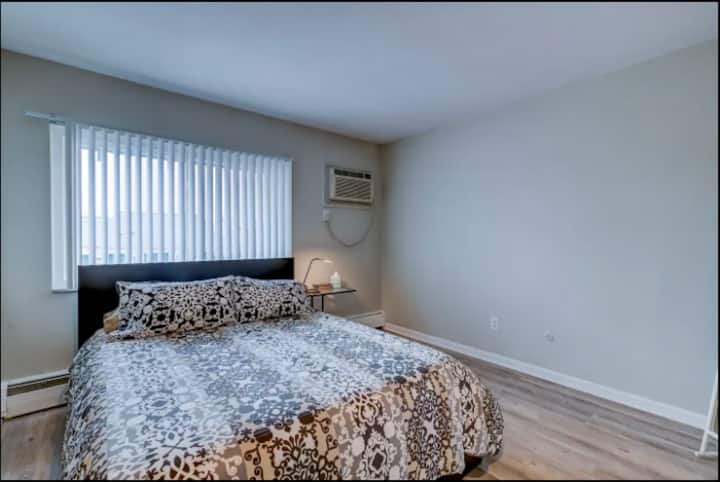 Საძინებელი: 12' X 11'  2"