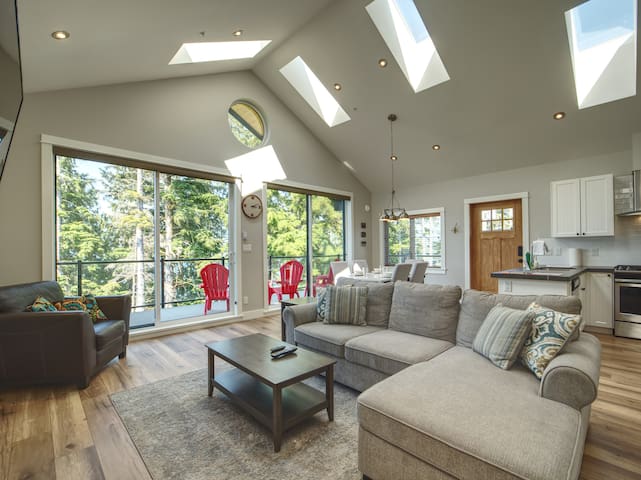 Oceanfront & Amazing Views | Pet Friendly| 2bdrm