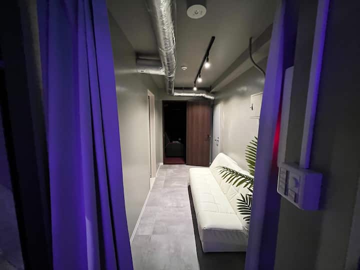 Преминаване от всекидневната към театралната зала
Разтегателен диван с единичен размер