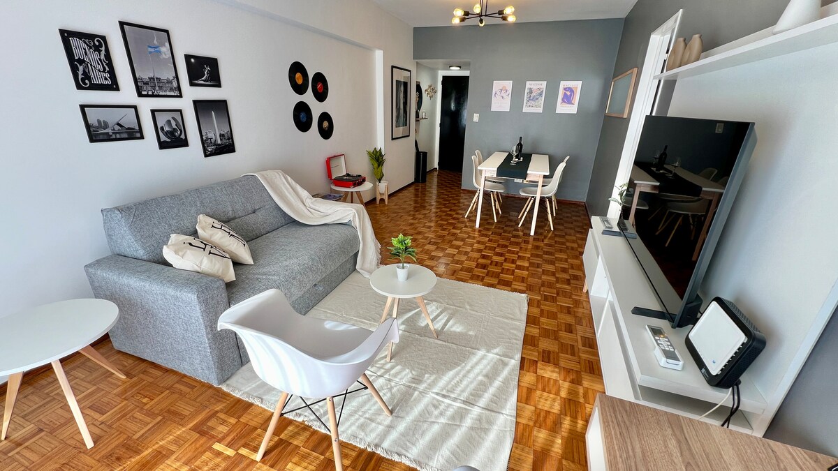 Fleti ya kisasa ya katikati ya jiji la Buenos Aires, iliyokarabatiwa kikamilifu na kuwekewa samani kwa mtindo wa Nordic. Ina sehemu maridadi ya kuishi iliyo na kitanda cha sofa, sehemu ya kulia chakula na mapambo yenye ladha nzuri. Inafaa kwa ukaaji wa starehe na ufikiaji rahisi wa vivutio vya jiji.