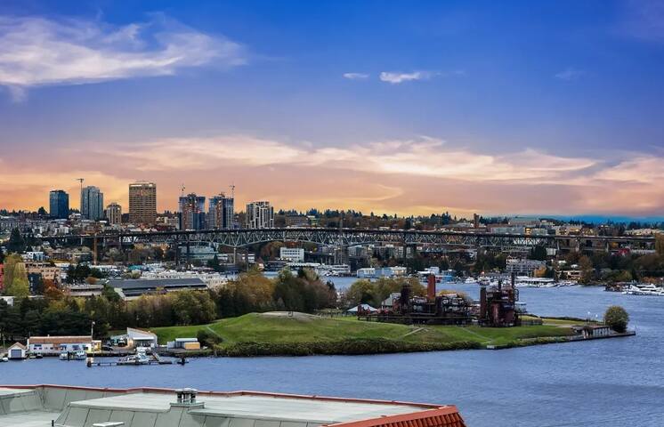 Water View in the Heart of Seattle gallery image 3