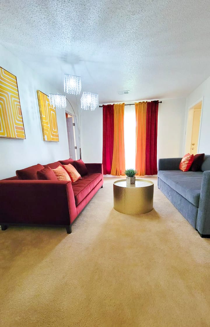 ห้องนั่งเล่นพร้อมโซฟาฟูกฟูลสีเทา