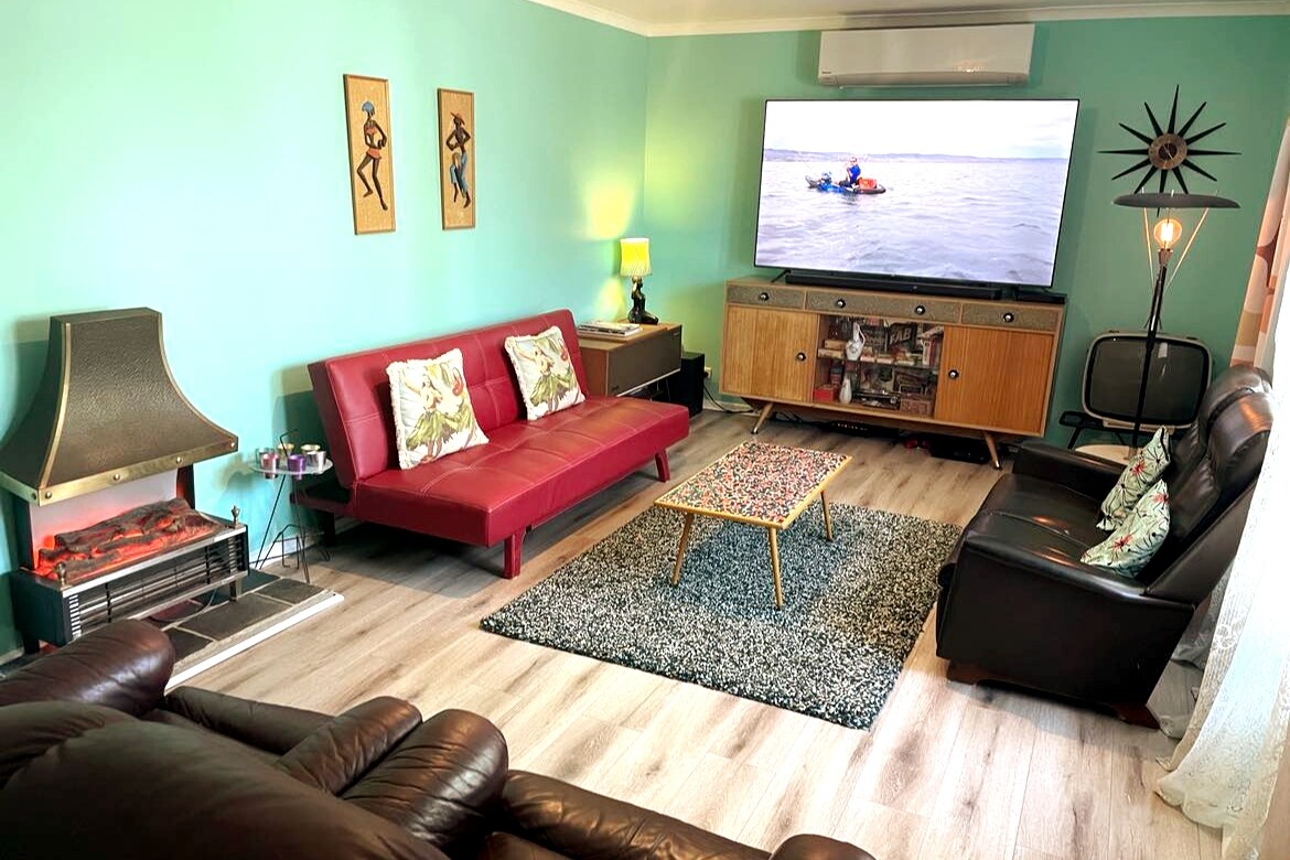 Top Airbnb: ReTrO 50s Beach Shack, Arcade Machine Walk to Sand in Aldinga Beach