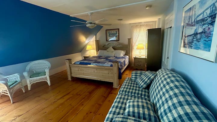 ห้องนอน #2
เดอะบลูเบอร์รี่แพทช์

เตียงขนาดคิงไซ
ส์พัดลมเพดาน
โซฟา