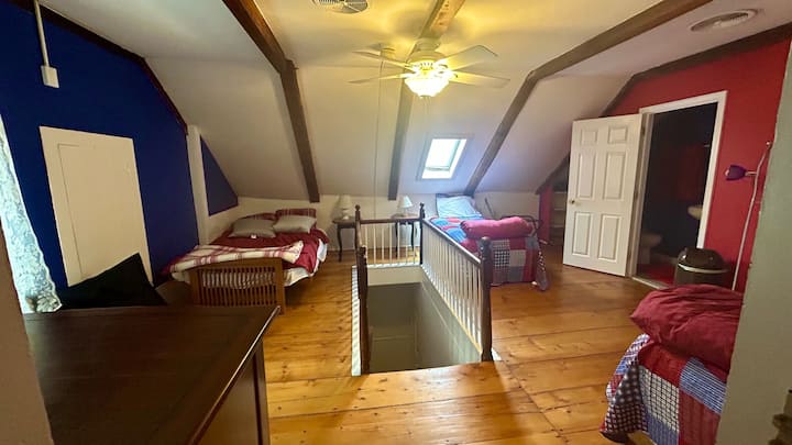 ห้องนอน #3
The Colonial Quarters

เตียงคู่
ฟูกนอน/โซฟาพัด
ลมเพดาน