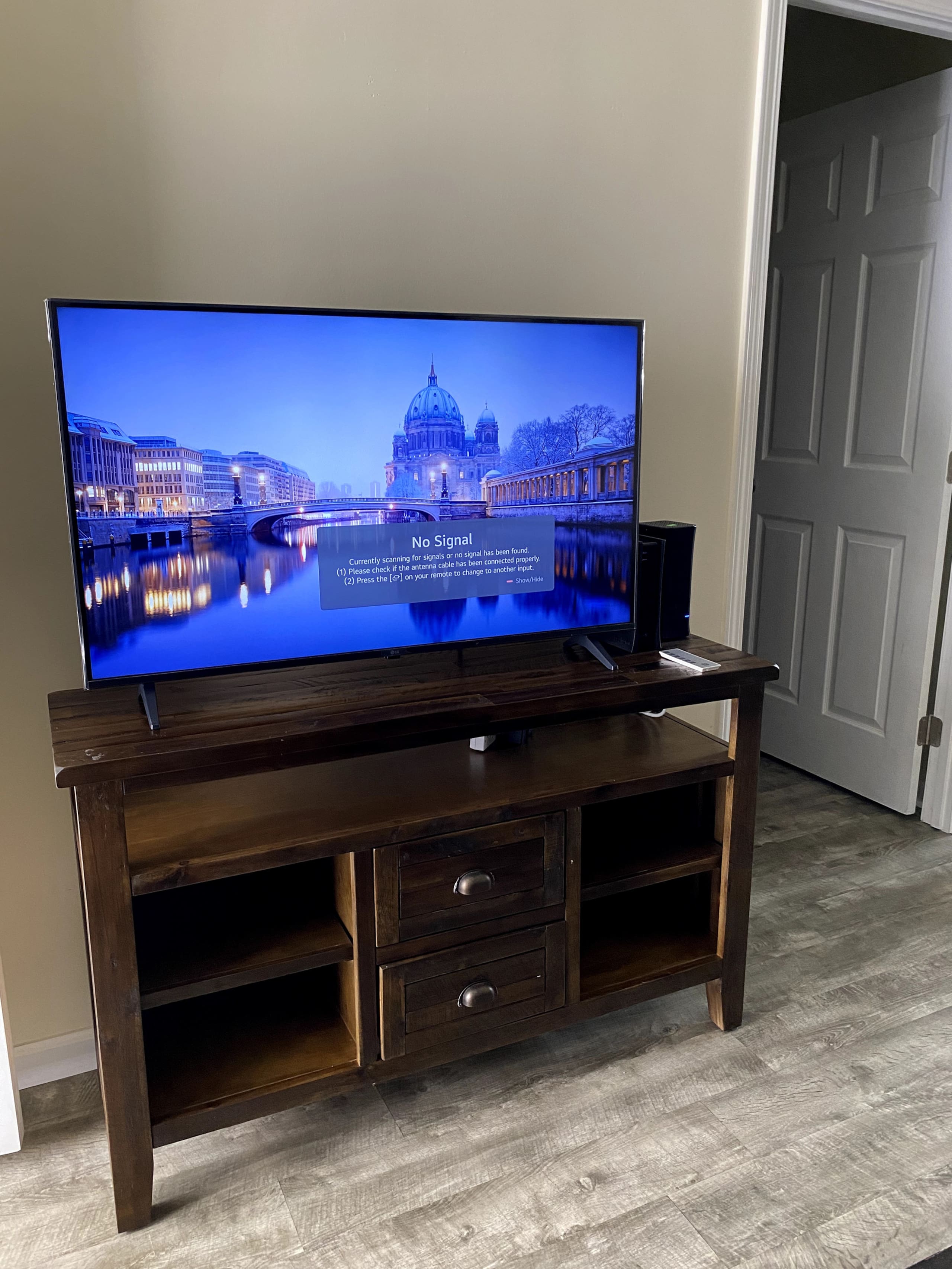 Lovely 1Br w/full size kitchen & free parking - Image 3