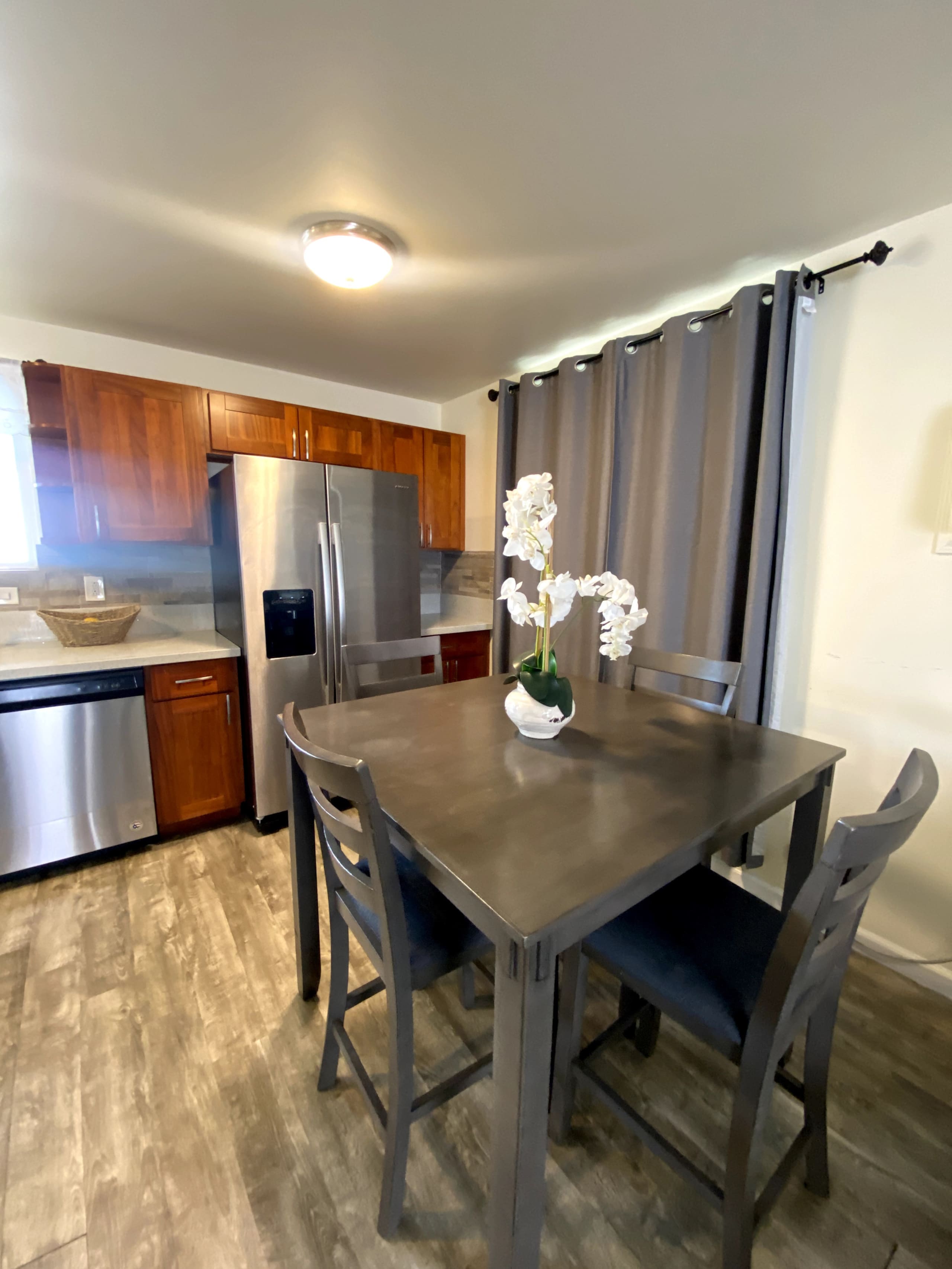 Lovely 1Br w/full size kitchen & free parking - Image 5