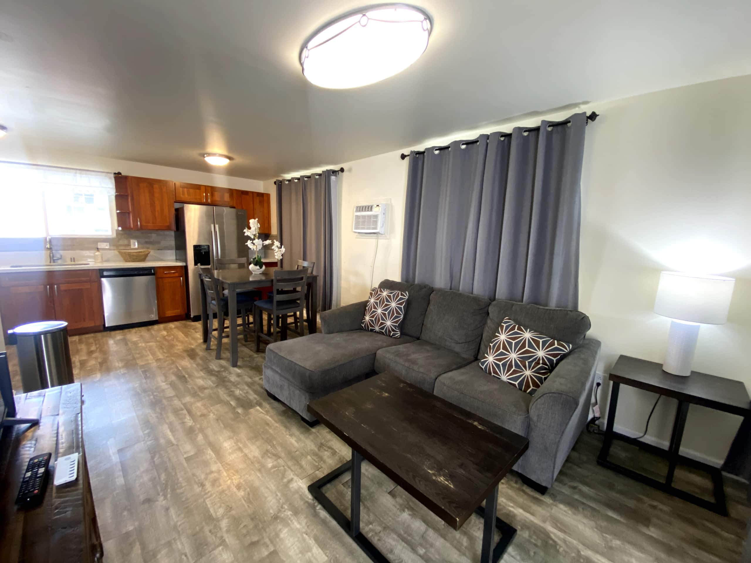 Lovely 1Br w/full size kitchen & free parking - Image 1