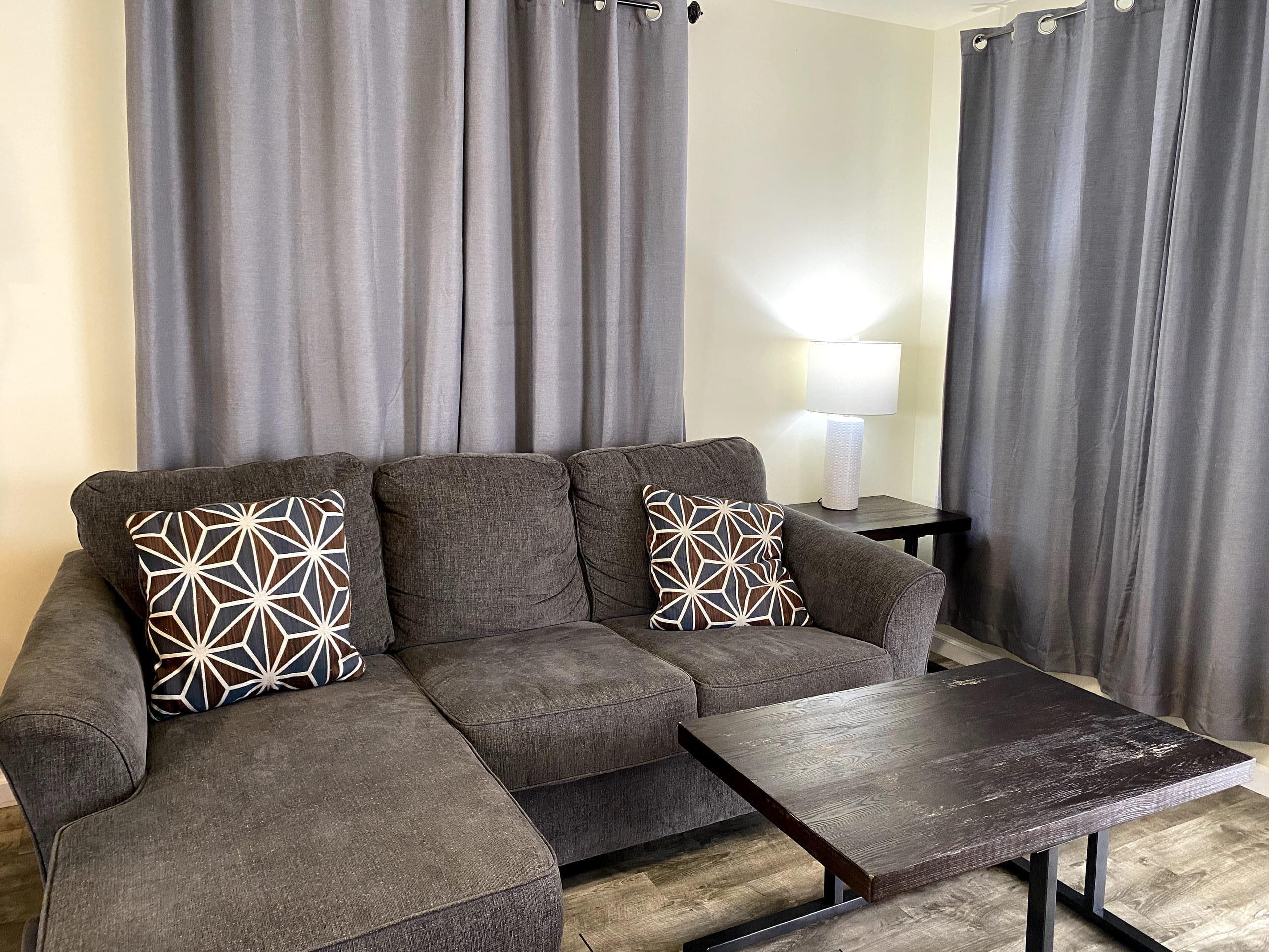 Lovely 1Br w/full size kitchen & free parking - Image 2