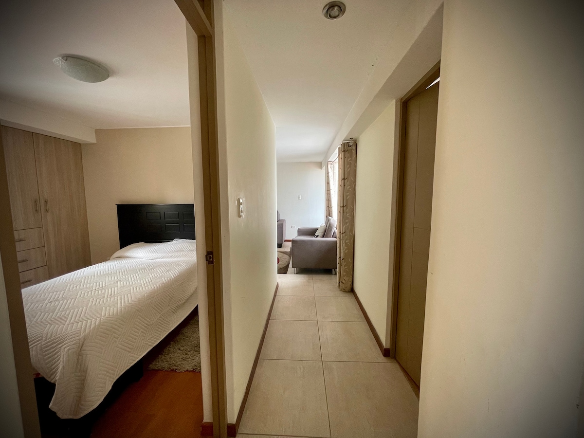 Gang die de kamers verbindt met de woonkamer van het appartement.