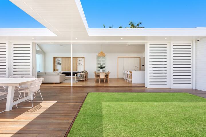 Aroha new luxury home walk to town and beach gallery image 5