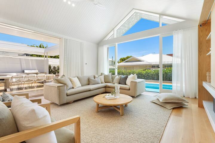 Aroha new luxury home walk to town and beach gallery image 2