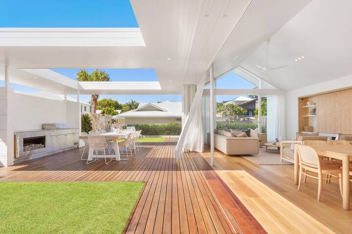 Aroha new luxury home walk to town and beach gallery image 3