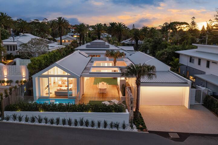 Aroha new luxury home walk to town and beach