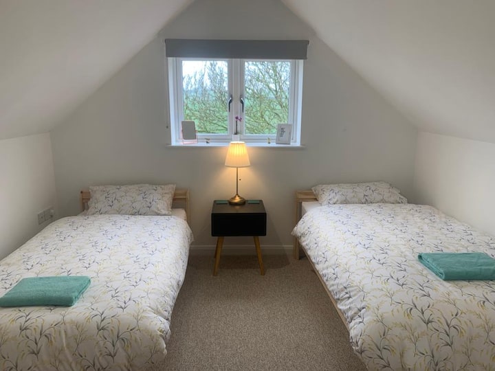 Vitanda pacha vina mwonekano wa shamba.